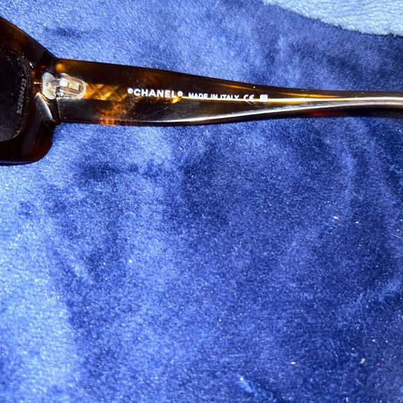 Preloved Authentic Chanel Tortoise Shell Sunglasses - Picture 5 of 10